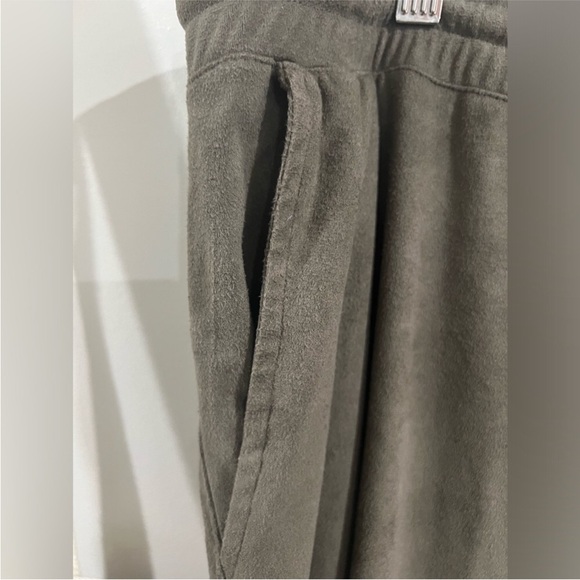3/$25 CHAPTER ONE 2X Camo green suede style pant - Picture 7 of 7